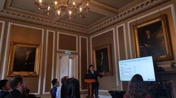 Prostředí malého sálu The Royal Society of Edinburgh - účastník z Japonska
