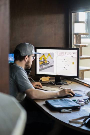 Vojtěch Vaněk připravuje spuštění 3D tisku betonu | foto: Dagmar Sukopová, FAST VUT