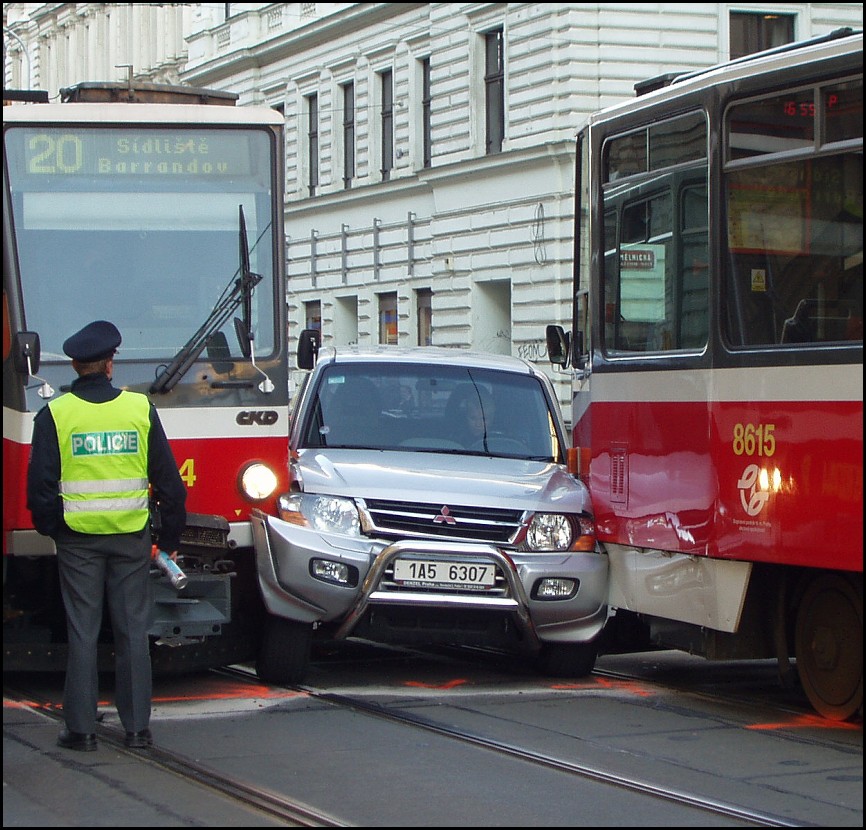 Mezi tramvajemi neprojede!